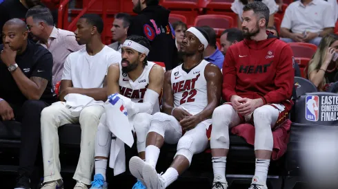 Gabe Vincent, Jimmy Butler y Kevin Love en Miami Heat.
