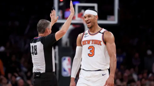 El árbitro de NBA Scott Foster junto a Josh Hart.
