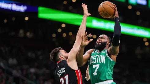 Jaylen Brown ante Max Strus durante el Juego 5.
