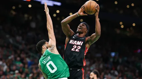 Jimmy Butler enfrentando a Jayson Tatum en NBA Playoffs 2023.
