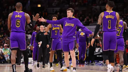 LeBron James y plantel de Los Angeles Lakers durante NBA 2023
