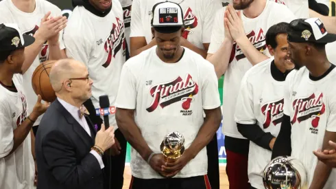 Los Miami Heat y Jimmy Butler son presentados con sus trofeos de campeones y Jugador Más Valioso.

