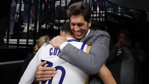 Bob Myers abrazando a Stephen Curry luego de un partido de Golden State Warriors.
