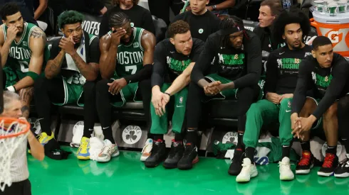 Jayson Tatum, Marcus Smart, Jaylen Brown y plantel de Boston Celtics
