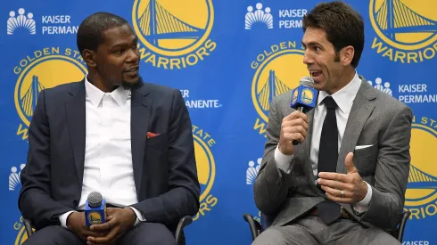 Kevin Durant junto a Bob Myers en su llegada a Golden State Warriors en 2016.
