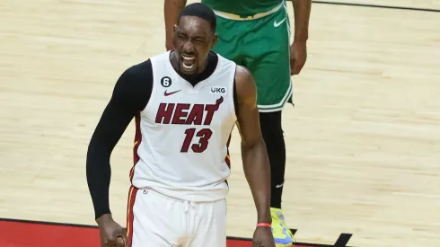 Bam Adebayo utiliza una manga negra durante el juego entre Miami Heat y Denver Nuggets.
