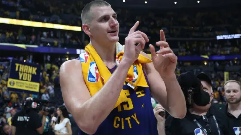 Nikola Jokić celebra la victoria en el Juego 1.
