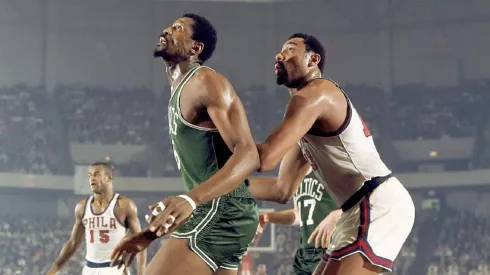 Bill Russell y Wilt Chamberlain disputando un rebote en la NBA.
