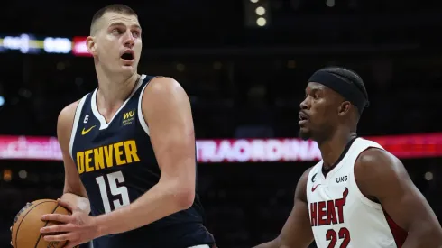 Nikola Jokic y Jimmy Butler.
