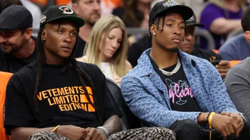 DeAndre Hopkins junto a Isaiah Simmons en el estadio de los Phoenix Suns.
