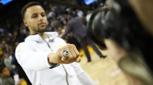 Stephen Curry luciendo su anillo de campeonato de la NBA.
