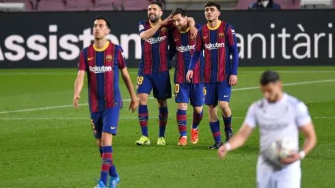 Lionel Messi junto a Jordi Alba y Pedri.
