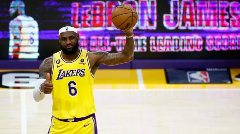 LeBron James celebra haberse convertido en el máximo anotador en la historia de la NBA.
