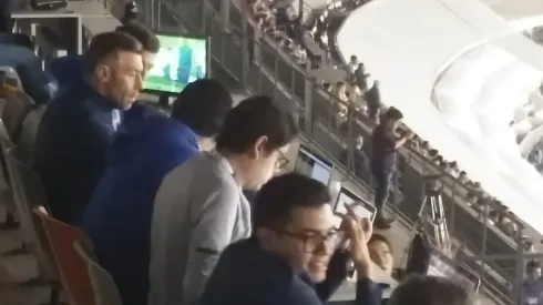 Pedro Caixinha está en el palco del Azteca.
