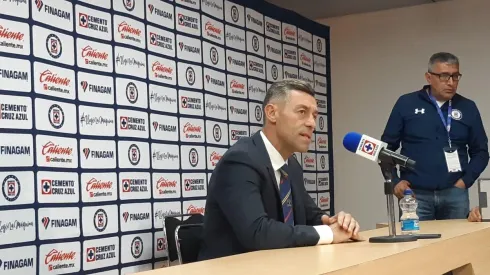 Caixinha atendió a los medios luego del triunfo de Cruz Azul sobre Lobos BUAP. (Archivo)
