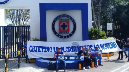 La afición de Cruz Azul llegó hasta La Noria esta mañana. (Edgar Berríos)
