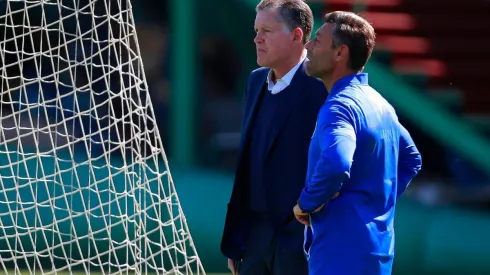 Ricardo Peláez y Pedro Caixinha conversan en el última entrenamiento. (Foto: Jam Media)
