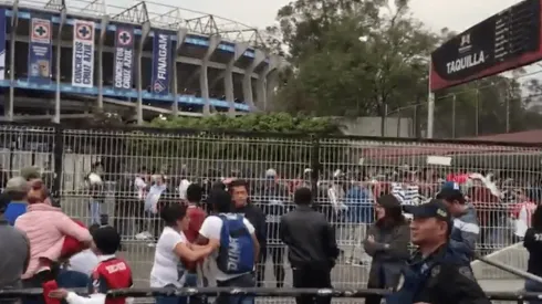 Largas filas en las taquillas del Estadio Azteca. (Archivo)
