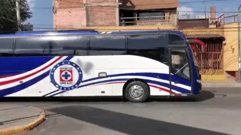 Cruz Azul llegó al Azteca blindado por la policía.
