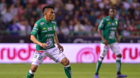 Ángel Mena con la playera de León.
