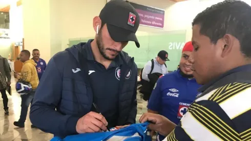 Chuy Corona firmando autógrafos en Guanajuato.
