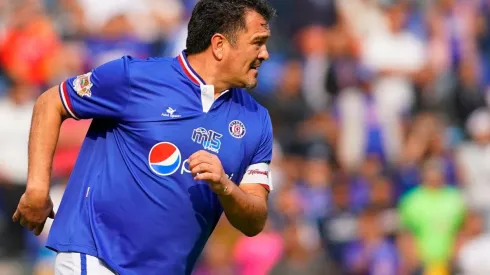Carlos Hermosillo, ya como veterano, defendiendo la playera de Cruz Azul.
