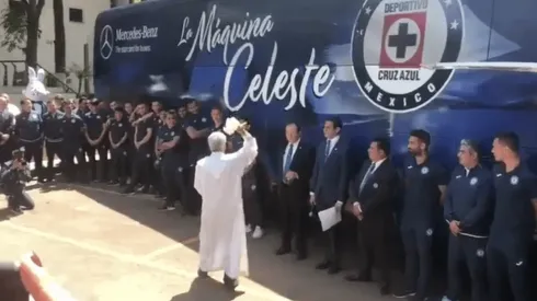 Un sacerdote bendijo a Cruz Azul.
