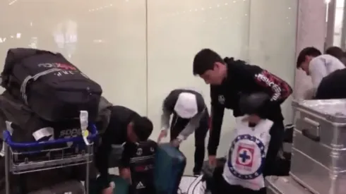 Alexis Gutiérrez y Misael Domínguez en el aeropuerto.
