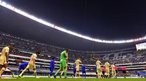 Cruz Azul enfrentando al América en el Azteca.
