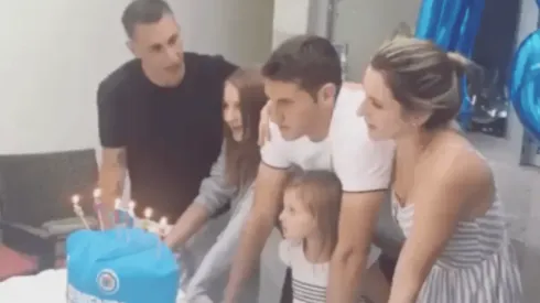 Santiago Giménez celebrando su cumpleaños.
