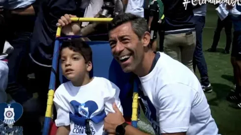 Pedro Caixinha y los jugadores celestes participaron en esta actividad social por el Día del Niño
