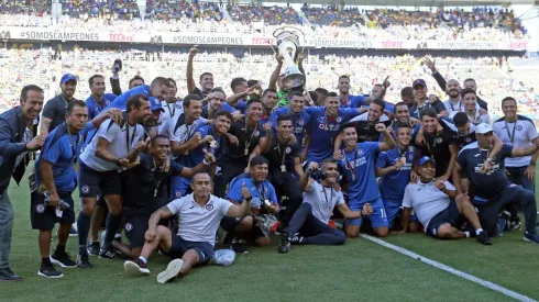 Cruz Azul levantó la Supercopa MX y el plantel festejó su primer título este 2019