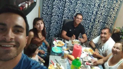 Julio Zamora compartiendo con la familia que lo arropó.
