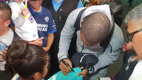 Locura celeste en el aeropuerto de la CDMX para recibir a Bryan Angulo