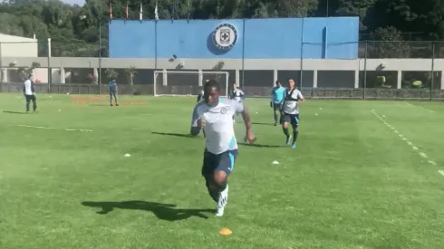 Bryan Angulo ya está en México y entrena con Cruz Azul mientras espera su transfer