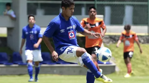 Canterano de Cruz Azul sufre grave lesión en España.
