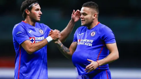 Santiago Giménez y Jonathan Rodríguez en el partido entre Cruz Azul vs. Juárez FC
