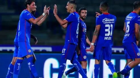 Jugadores de Cruz Azul celebran un gol.
