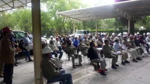 Los socios de la cooperativa reunidos en una asamblea extraordinaria.
