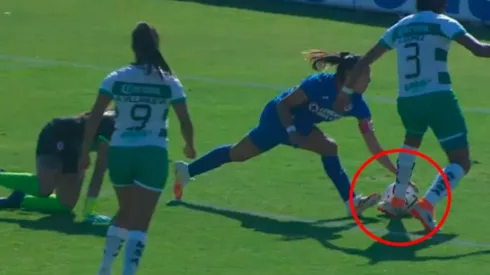 La jugadora de Cruz Azul Daniela Monroy metió la mano para evitar el gol de Santos.
