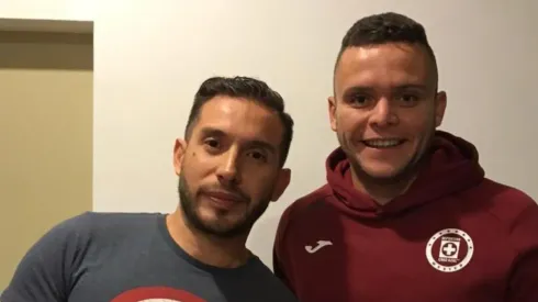 Jonathan Rodríguez en una fiesta con ropa de Cruz Azul
