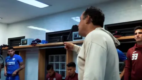 Juan Reynoso durante la charla con sus jugadores tras el triunfo de Cruz Azul ante Pumas.
