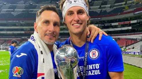 Christian Giménez festejó la novena con Santiago Giménez.
