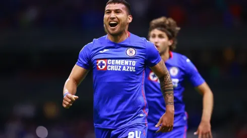 Juan Escobar termina contrato con Cruz Azul en un año más.
