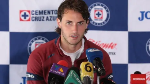 Santiago Giménez en conferencia de prensa
