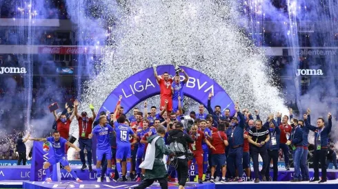 Cruz Azul celebrando el título de campeón
