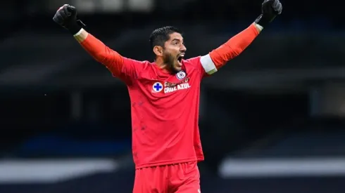 Jesús Corona en un partido con Cruz Azul
