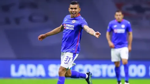 Orbelin Pineda en un partido con Cruz Azul
