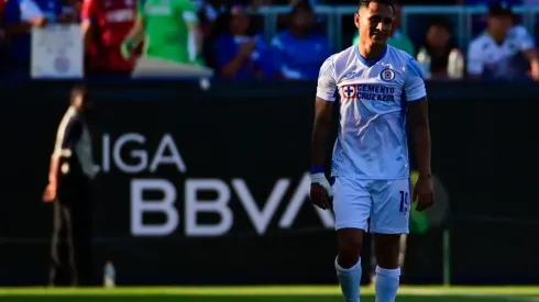 Yoshimar Yotún en un partido con Cruz Azul
