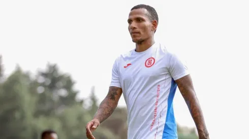 Rómulo Otero se compromete a defender la 10 de Cruz Azul